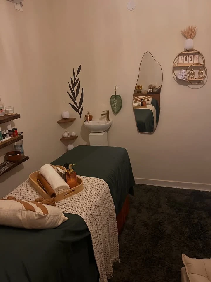 Sala real de atendimento com maca e iluminação acolhedora
